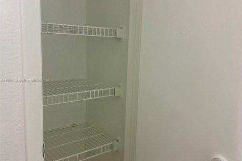 Condominio en alquiler en Miami, Florida, 2 dormitorios, 90.95 m2 № 1952984 - foto 24