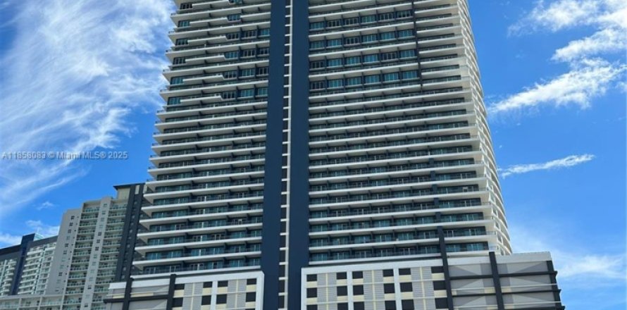 Condominio en Miami, Florida, 1 dormitorio  № 1882045