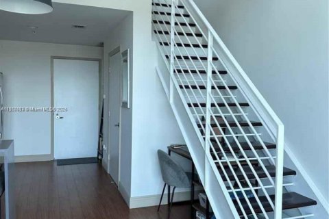 Condominio en alquiler en Miami, Florida, 1 dormitorio, 61.78 m2 № 1882045 - foto 3