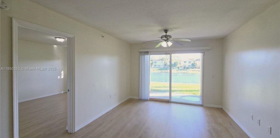 Condominio en West Palm Beach, Florida, 2 dormitorios  № 1854895