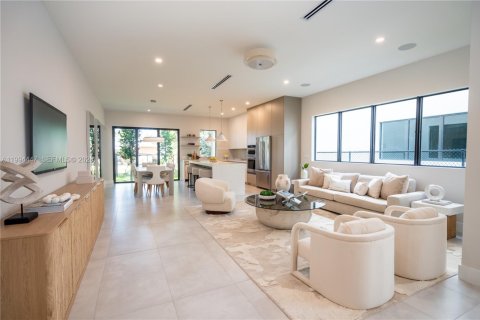 Casa en venta en Miami, Florida, 4 dormitorios, 270.25 m2 № 2058921 - foto 3