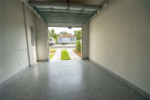 Casa en venta en Miami, Florida, 4 dormitorios, 270.25 m2 № 2058921 - foto 29