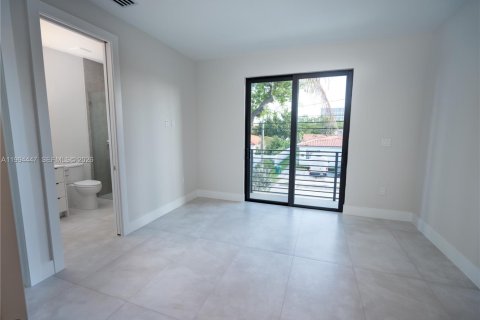 Casa en venta en Miami, Florida, 4 dormitorios, 270.25 m2 № 2058921 - foto 23