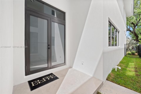 Casa en venta en Miami, Florida, 4 dormitorios, 270.25 m2 № 2058921 - foto 2