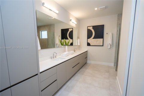 Casa en venta en Miami, Florida, 4 dormitorios, 270.25 m2 № 2058921 - foto 20