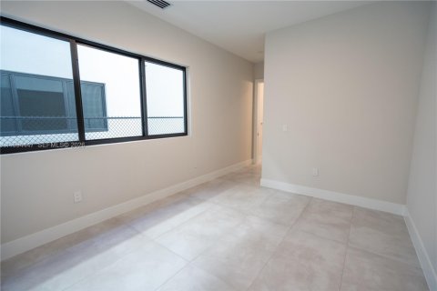 Casa en venta en Miami, Florida, 4 dormitorios, 270.25 m2 № 2058921 - foto 12