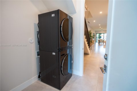 Casa en venta en Miami, Florida, 4 dormitorios, 270.25 m2 № 2058921 - foto 28