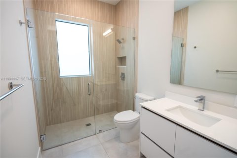 Casa en venta en Miami, Florida, 4 dormitorios, 270.25 m2 № 2058921 - foto 13