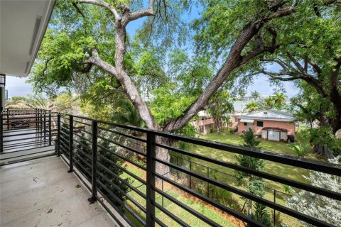Casa en venta en Miami, Florida, 4 dormitorios, 270.25 m2 № 2058921 - foto 19
