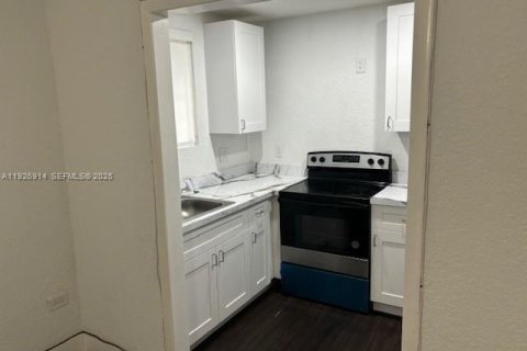 Commercial property in Miami, Florida 180.42 sq.m. № 1985812 - photo 3