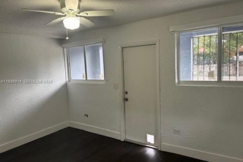 Commercial property in Miami, Florida 180.42 sq.m. № 1985812 - photo 6