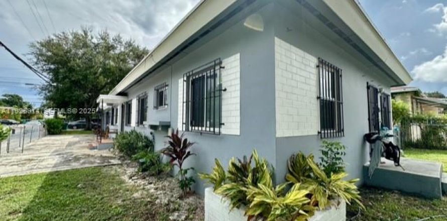 Commercial property in Miami, Florida 180.42 sq.m. № 1985812