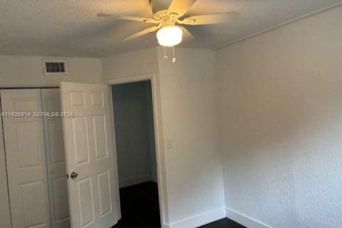 Commercial property in Miami, Florida 180.42 sq.m. № 1985812 - photo 8