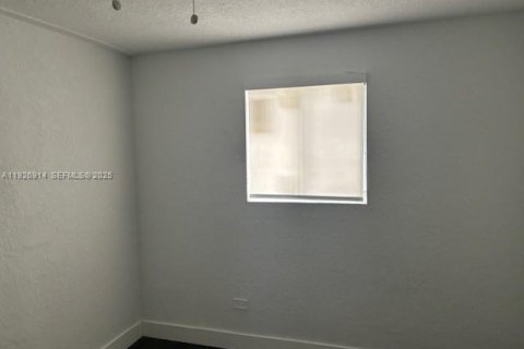 Commercial property in Miami, Florida 180.42 sq.m. № 1985812 - photo 11