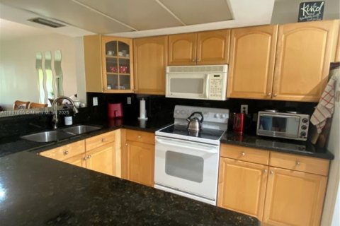 Condo in Deerfield Beach, Florida, 2 bedrooms  № 1755972 - photo 12
