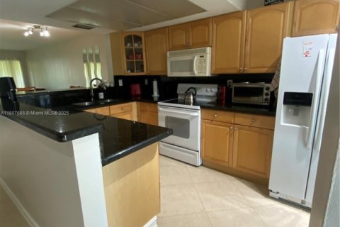 Condo in Deerfield Beach, Florida, 2 bedrooms  № 1755972 - photo 6