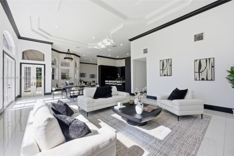 House in Davie, Florida 4 bedrooms, 374.02 sq.m. № 2049695 - photo 22