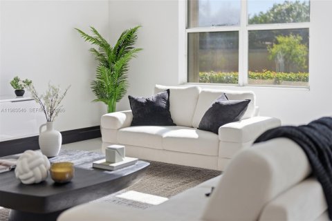 House in Davie, Florida 4 bedrooms, 374.02 sq.m. № 2049695 - photo 23