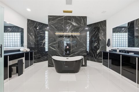 House in Davie, Florida 4 bedrooms, 374.02 sq.m. № 2049695 - photo 26