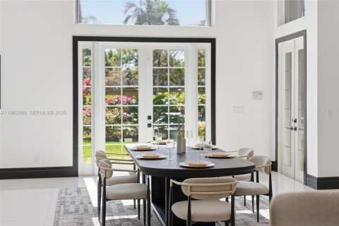 House in Davie, Florida 4 bedrooms, 374.02 sq.m. № 2049695 - photo 10