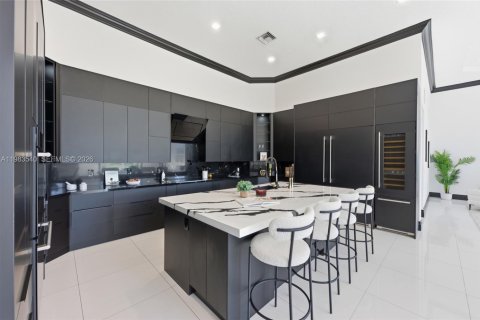 House in Davie, Florida 4 bedrooms, 374.02 sq.m. № 2049695 - photo 16