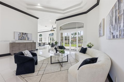 House in Davie, Florida 4 bedrooms, 374.02 sq.m. № 2049695 - photo 2