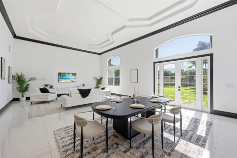 House in Davie, Florida 4 bedrooms, 374.02 sq.m. № 2049695 - photo 8