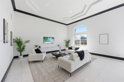 House in Davie, Florida 4 bedrooms, 374.02 sq.m. № 2049695 - photo 19