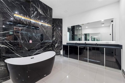 House in Davie, Florida 4 bedrooms, 374.02 sq.m. № 2049695 - photo 30