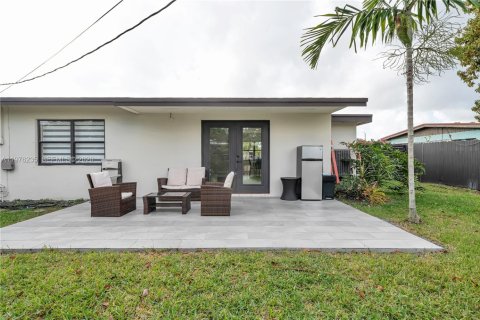 House in Miami, Florida 3 bedrooms, 114.55 sq.m. № 2042453 - photo 13