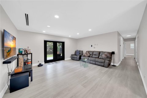 House in Miami, Florida 3 bedrooms, 114.55 sq.m. № 2042453 - photo 3