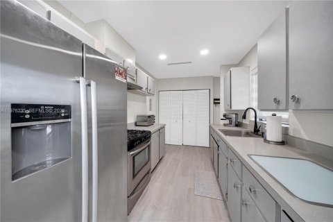 House in Miami, Florida 3 bedrooms, 114.55 sq.m. № 2042453 - photo 5