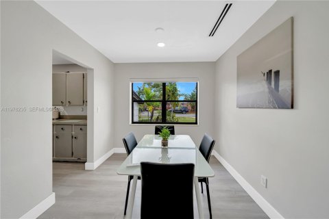 House in Miami, Florida 3 bedrooms, 114.55 sq.m. № 2042453 - photo 4