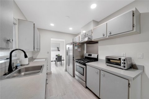 House in Miami, Florida 3 bedrooms, 114.55 sq.m. № 2042453 - photo 7