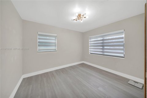 House in Miami, Florida 3 bedrooms, 114.55 sq.m. № 2042453 - photo 10