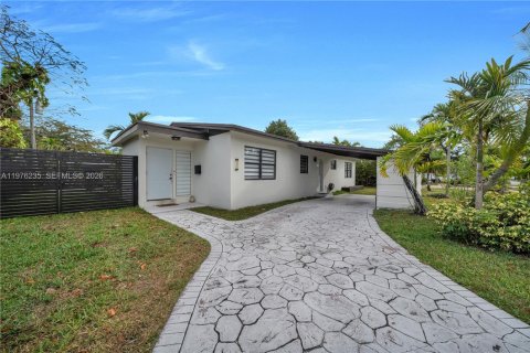 House in Miami, Florida 3 bedrooms, 114.55 sq.m. № 2042453