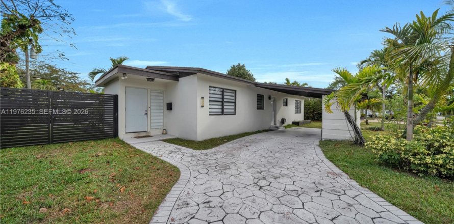 House in Miami, Florida 3 bedrooms, 114.55 sq.m. № 2042453