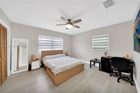 House in Miami, Florida 3 bedrooms, 114.55 sq.m. № 2042453 - photo 9