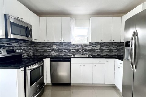 Apartamento en alquiler en Hollywood, Florida, 1 dormitorio, 167.04 m2 № 2004380 - foto 2