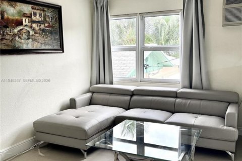 Apartamento en alquiler en Hollywood, Florida, 1 dormitorio, 167.04 m2 № 2004380 - foto 3