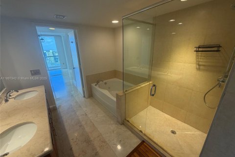 Condo in Miami, Florida, 2 bedrooms  № 2052832 - photo 15