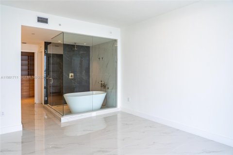 Снять в аренду кондоминиум в Майами, Флорида 3 спальни, 152.45м2, № 2080136 - фото 30