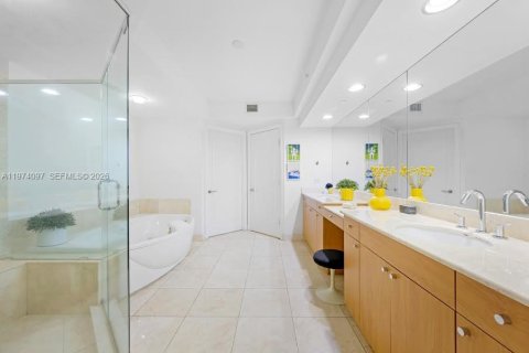Condo in Aventura, Florida, 2 bedrooms  № 2036377 - photo 15