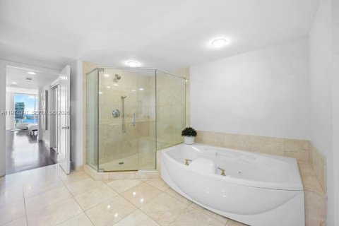 Condo in Aventura, Florida, 2 bedrooms  № 2036377 - photo 16