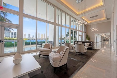 Condo in Aventura, Florida, 2 bedrooms  № 2036377 - photo 24