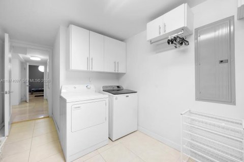 Condo in Aventura, Florida, 2 bedrooms  № 2036377 - photo 23