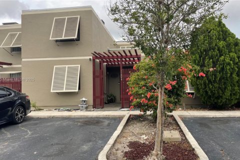 Adosado en venta en Pembroke Pines, Florida, 3 dormitorios, 156.63 m2 № 1777610 - foto 1