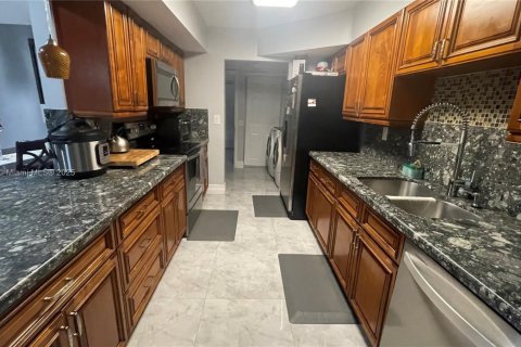 Adosado en venta en Pembroke Pines, Florida, 3 dormitorios, 156.63 m2 № 1777610 - foto 8