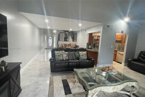 Adosado en venta en Pembroke Pines, Florida, 3 dormitorios, 156.63 m2 № 1777610 - foto 15