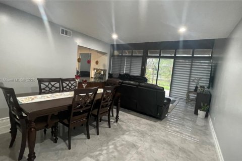 Adosado en venta en Pembroke Pines, Florida, 3 dormitorios, 156.63 m2 № 1777610 - foto 18